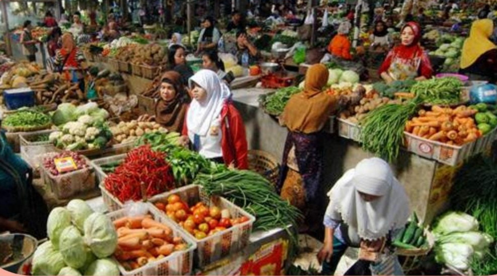 Suasana di sebuah pasar saat Ramadhan diramaikan transaksi jual beli. 
