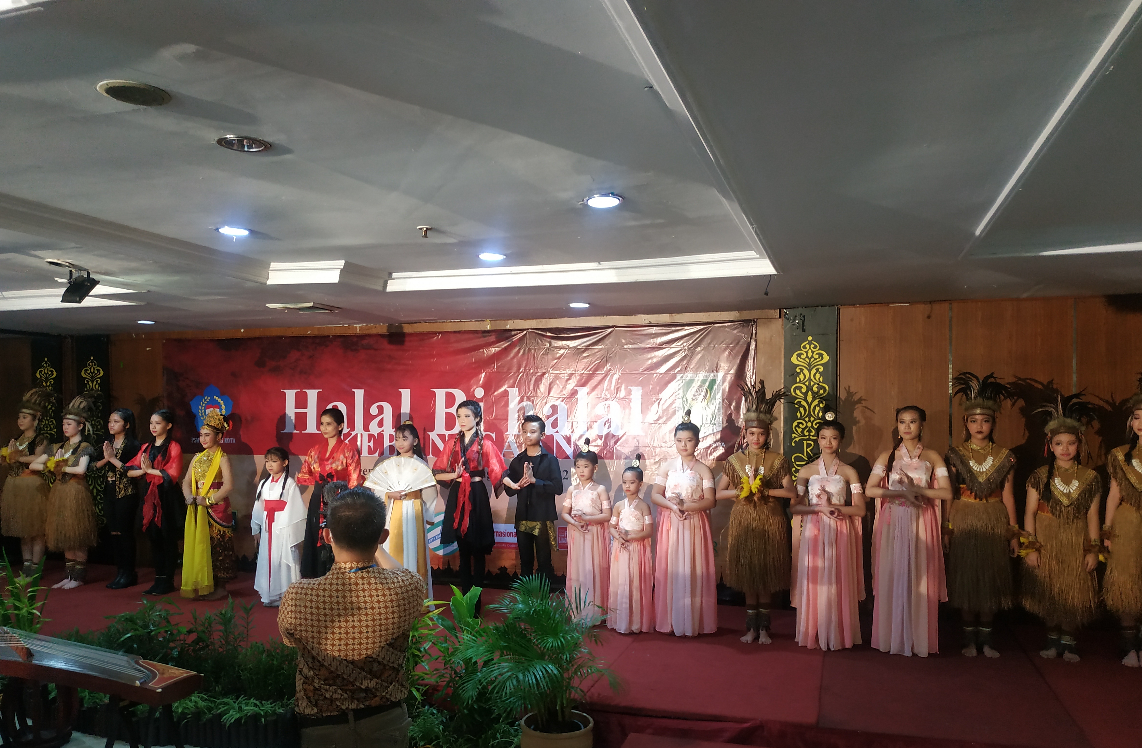 Sejumlah tokoh lintas agama dan anak-anak yatim memeriahkan acara Halal Bi Halal yang digelar PSMTI Kota Malang dan PITI Malang Raya. (WIlliam)